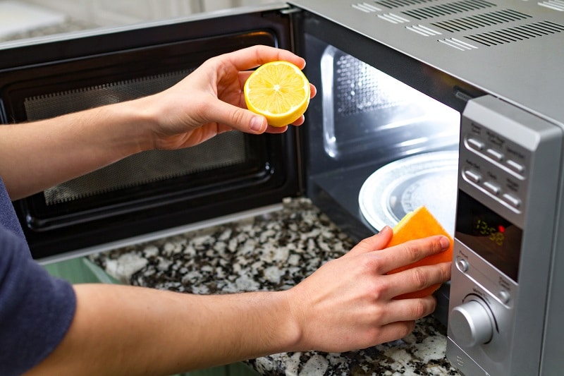 cleaning microwave oven using lemon